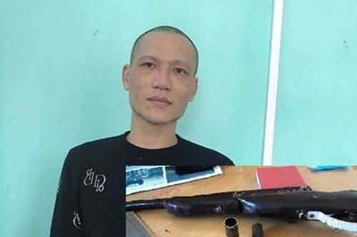 Thanh niên chở người phụ nữ cùng một khẩu súng dài 1 mét