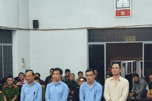 Người dân và nhiều cán bộ bắt tay tại dự án nghìn tỷ lãnh án