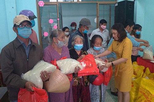 Tặng 100 suất quà Tết cho các hộ có hoàn cảnh khó khăn phường Vạn Thắng