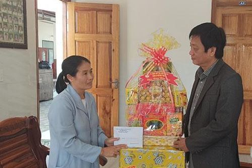 Thăm, tặng quà cơ sở bảo trợ xã hội, cơ sở tôn giáo