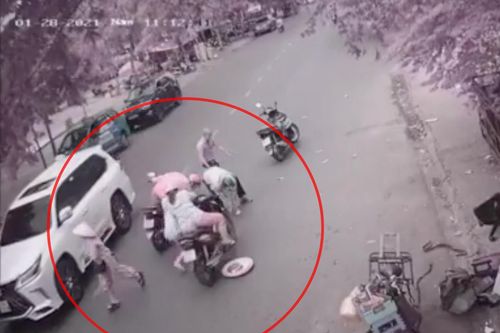 Người đi đường tranh nhau nhặt tiền cô gái đánh rơi: Công an vào cuộc điều tra