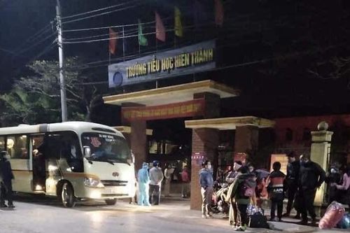 Nhiều lớp học ở Hải Dương được đưa đi cách ly trong đêm
