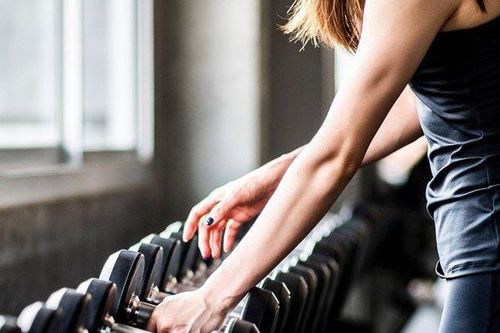 Con dâu bỗng chăm tập gym, mẹ chồng theo dõi rồi bắt con trai ly hôn