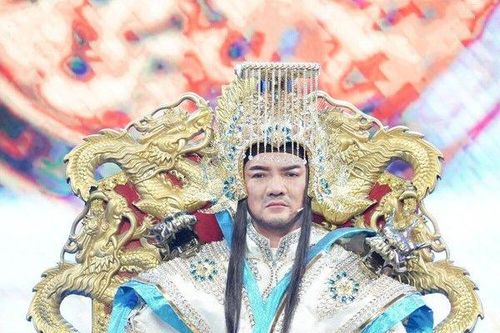 Đàm Vĩnh Hưng mặc áo nặng 20kg đầy uy nghi tại Táo Xuân 2021