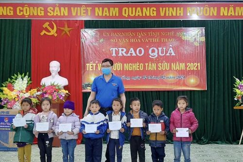 Trao quà Tết cho người dân ở huyện Kỳ Sơn và TX. Thái Hòa