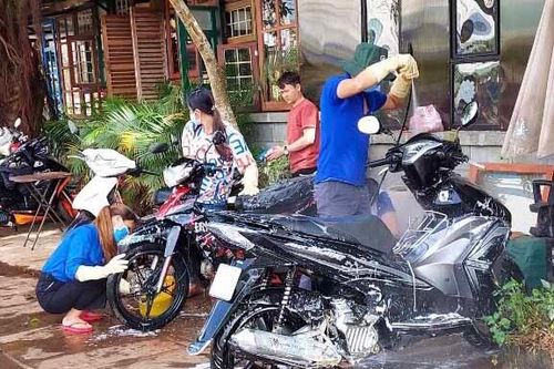 Rửa xe gây quỹ giúp đỡ trẻ em nghèo