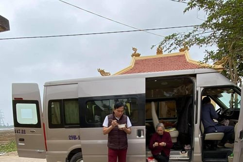 Gia đình NSND Lan Hương trải giấy ăn cơm trên mặt đất để... ngăn COVID