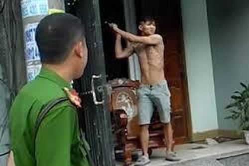 Vô cớ vào quán cà phê chém người