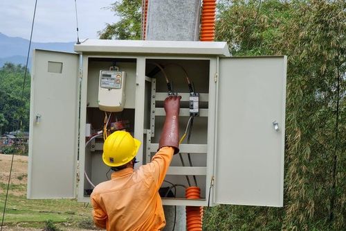 Quảng Ngãi: Nghiệm thu, đưa vào sử dụng công trình cấp điện cho xã vùng cao