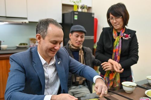 Đại biện lâm thời New Zealand tập gói bánh chưng đón Tết