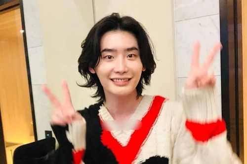 Lee Jong Suk xuất hiện với diện mạo quá lạ và tuột dốc