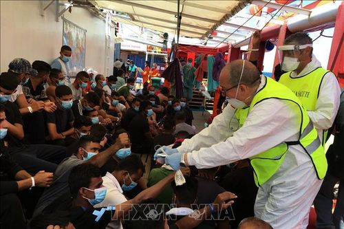 SOS Địa Trung Hải giải cứu 237 người di cư trái phép ngoài khơi Libya