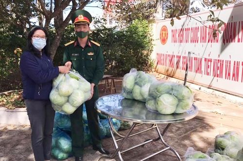 Hội Liên hiệp Phụ nữ xã Tân Bình ủng hộ 1 tạ gạo và hơn 1 tấn rau củ quả cho khu cách ly