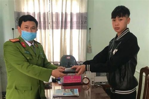 Nam sinh lớp 10 trả lại tiền cho người đánh rơi