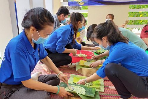Bạn trẻ đất Sen Hồng gói bánh tét tặng cụ già đón Tết