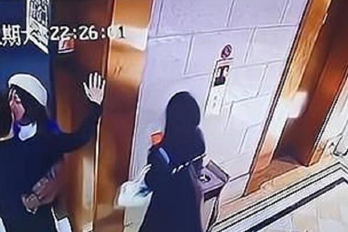 Đang chờ thang máy, nam thanh niên bất ngờ bị gái lạ cưỡng hôn