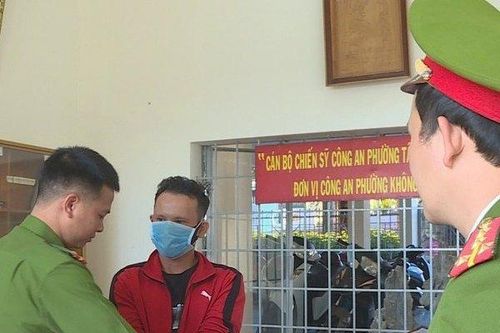 Chồng bị bắt vì mua bán pháo hoa, vợ tìm cách tẩu tán tang vật
