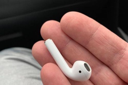 Người đàn ông ở Mỹ nuốt AirPods khi ngủ