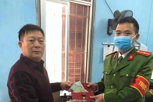 Ông Đoàn Văn Son trả lại gần 20 triệu đồng cho người đánh rơi