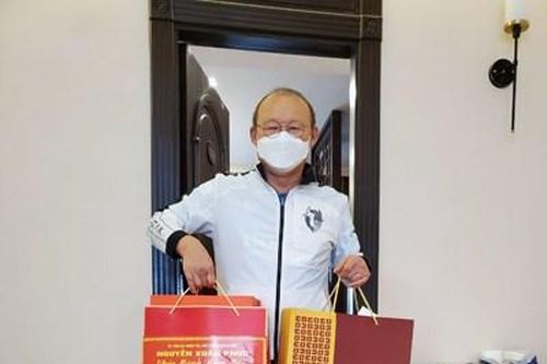 HLV Park Hang-seo nhận quà Tết từ Thủ tướng Nguyễn Xuân Phúc