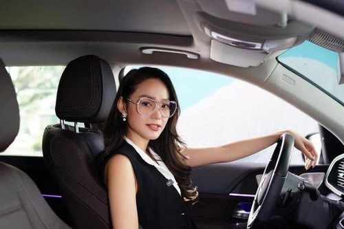 Bóc giá xế hộp 'mắt xanh' Minh Hằng mua để du xuân cùng gia đình