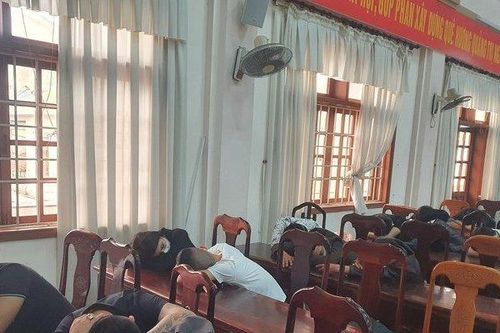 Kiểm tra quán bar lúc nửa đêm, phát hiện 51 nam nữ 'chơi' ma túy