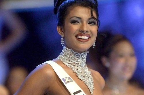 Hoa hậu Thế giới Priyanka Chopra từng bị yêu cầu phẫu thuật thẩm mỹ