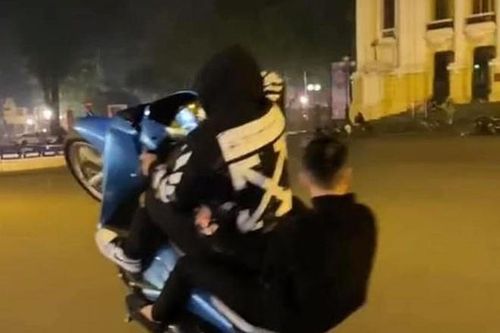 Xử phạt hơn 8 triệu đồng 2 nam thanh niên 'bốc đầu' xe máy trước cửa Nhà hát Lớn