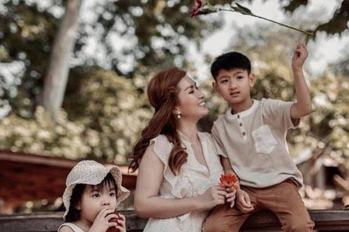Hồng Nhung khóc khi nhớ scandal 16 năm trước, kể về Tết xa Việt Nam