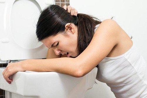 Bị ngộ độc thực phẩm ngày Tết phải làm gì đầu tiên?