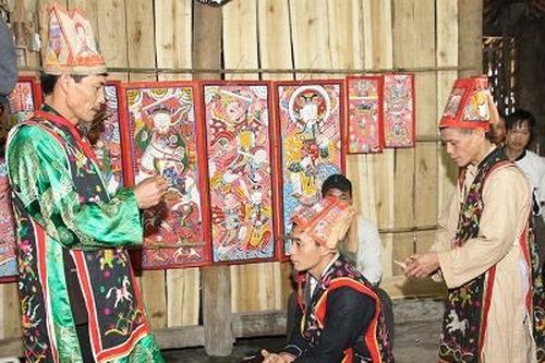 Tết sớm bản Dao