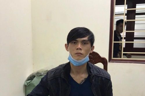 Cướp rút súng dí vào đầu người đi đường hòng lấy xe máy để thoát thân