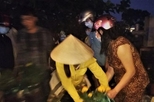 Đêm giao thừa người TPHCM soi đèn mua hoa Tết giải cứu nông dân