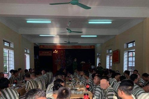 Ấm áp bữa cơm tất niên của phạm nhân trong trại tạm giam