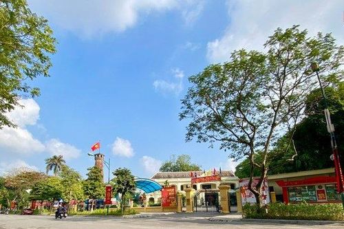 Đường phố Hà Nội im ắng, yên bình sáng 30 Tết