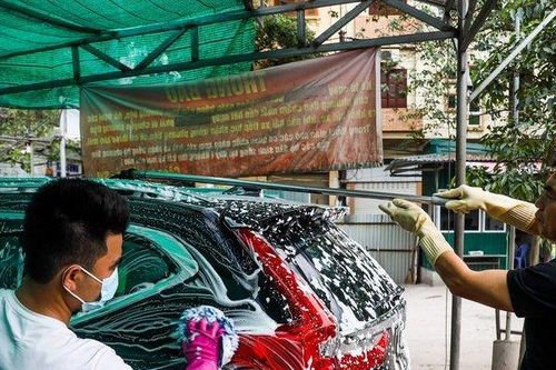 Dịch vụ rửa xe 'hốt bạc' những ngày cuối năm