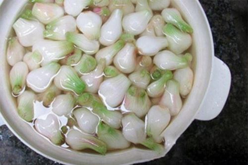 Những người tuyệt đối không nên ăn hành muối ngày Tết