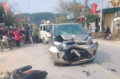 Tai nạn giao thông mới nhất ngày mùng 1 Tết: Xe Excitel đâm móp đầu ô tô, 2 người nguy kịch