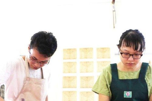 Đồng vợ, đồng chồng miệt mài phục chế văn tự cổ