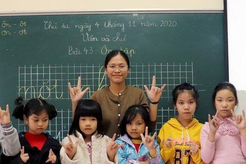 Cô giáo 'vẽ' ước mơ cho trẻ điếc bằng ngôn ngữ ký hiệu
