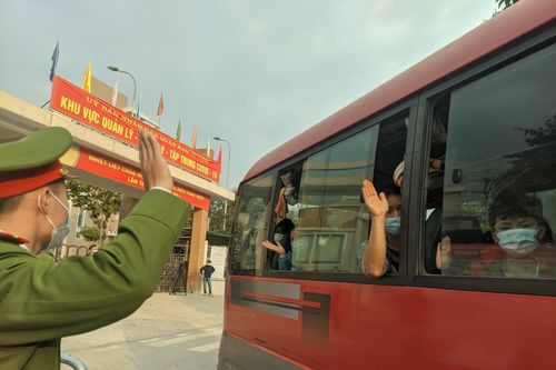 Phụ huynh, học sinh tiểu học Xuân Phương phấn khởi được về nhà ngày mùng 3 Tết