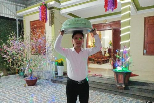 Đội cỗ đi Lễ tế tổ trong ngày khai hạ ở Làng Cam Lâm