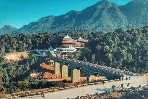 Nắng lên trên Tây Yên Tử