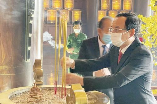 Lãnh đạo TP.HCM dâng hương tại đền tưởng niệm khu lịch sử truyền thống cách mạng