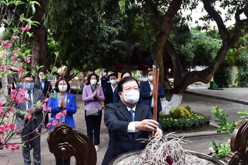 Phó Thủ tướng Trịnh Đình Dũng dâng hương tưởng nhớ Hai Bà Trưng