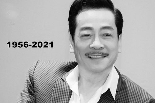 Gia đình chuẩn bị hoa cho khách đến viếng NSND Hoàng Dũng