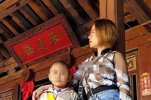 Cô gái 'thả rông' vòng 1 đi lễ chùa: Phô dâm một cách lố bịch!