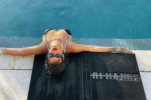 Rihanna ra mắt sách ảnh cỡ lớn