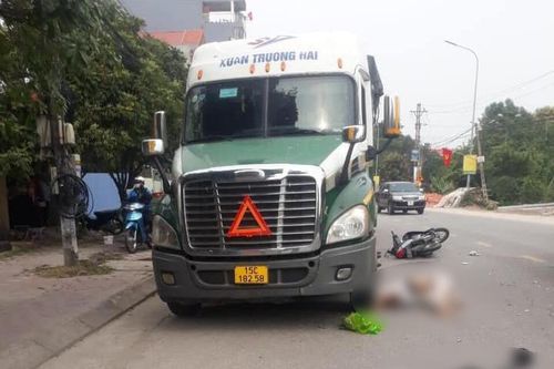 Hưng Yên: Ô tô khách vượt xe cùng chiều gây tai nạn liên hoàn