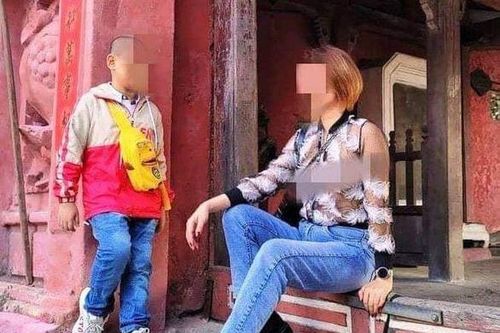 Cô gái mặc phản cảm ở phố cổ Hội An: Không có chế tài để xử phạt?